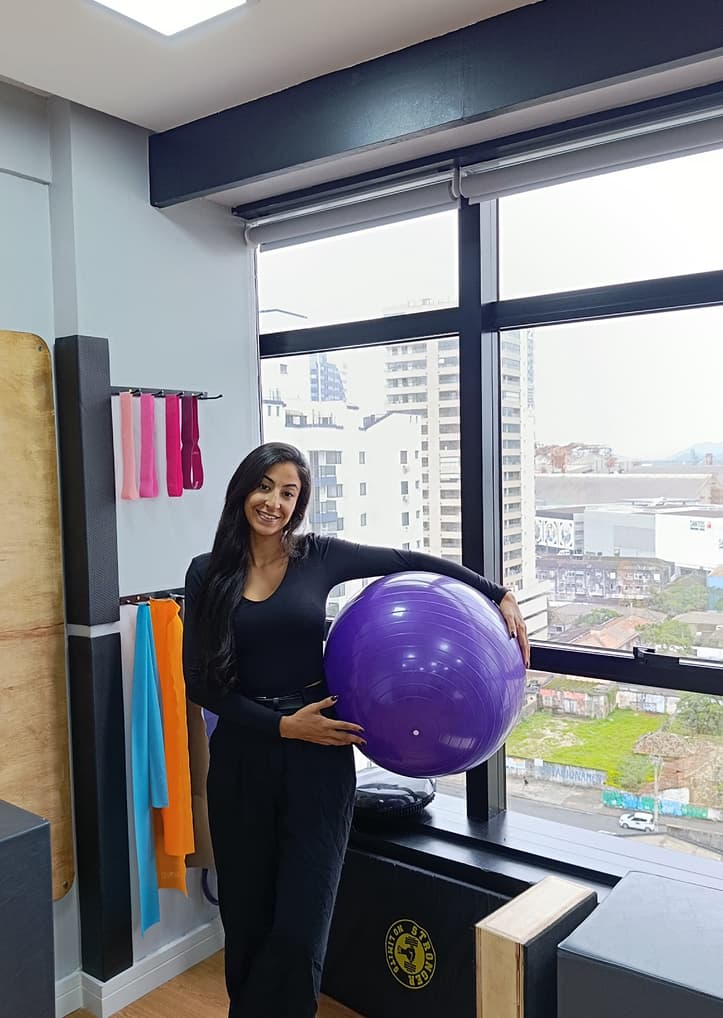 Clarissa segurando bola de pilates